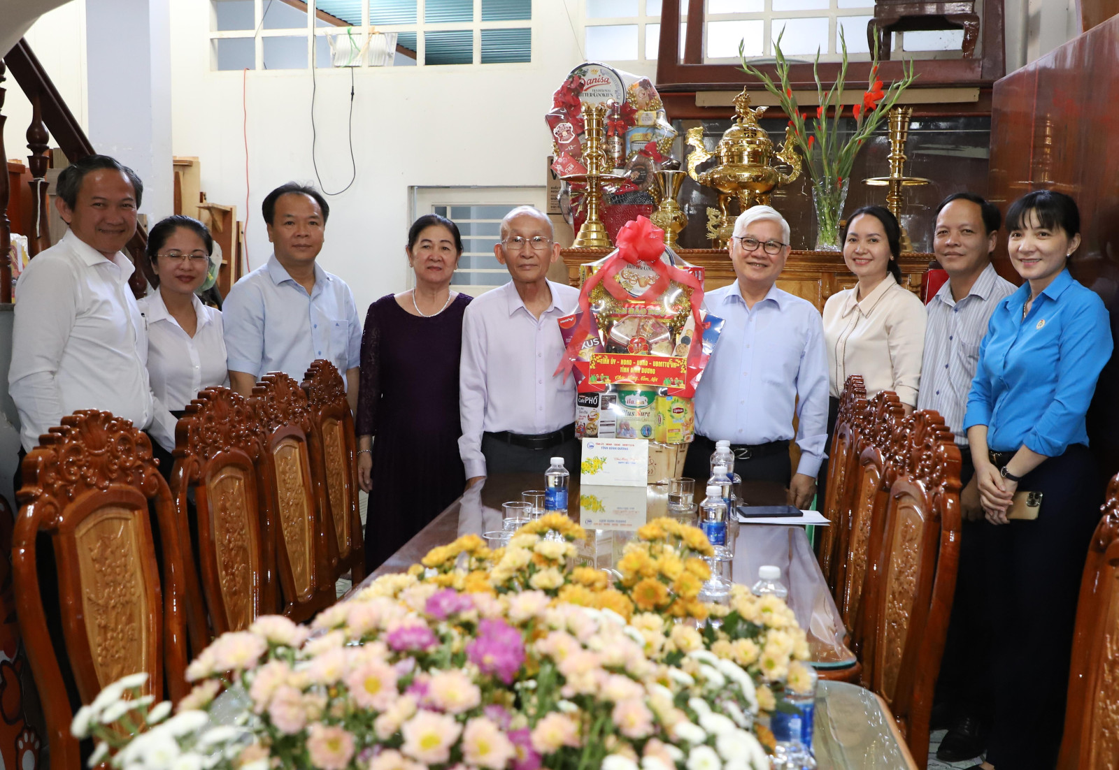 Bí thư Tỉnh ủy Nguyễn Văn Lợi và đoàn công tác thăm, tặng quà bác Đặng Văn Long.